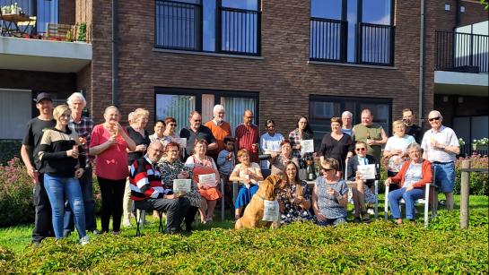 Een groep buren die samen Dag van de Buren viert